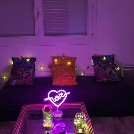 Netflix And Cosy Romantic Paryż
